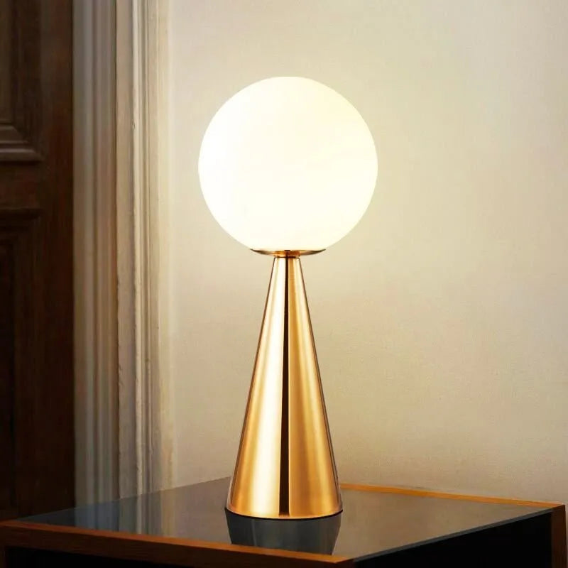 Goldene moderne Nachttischlampe